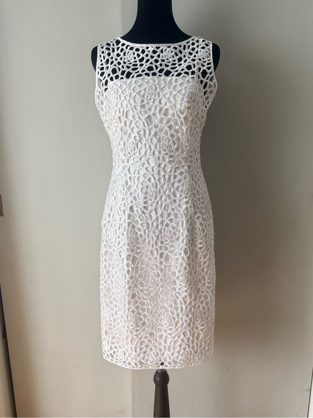 Elegant White Lace Sheath Dress - Picture 3 of 6